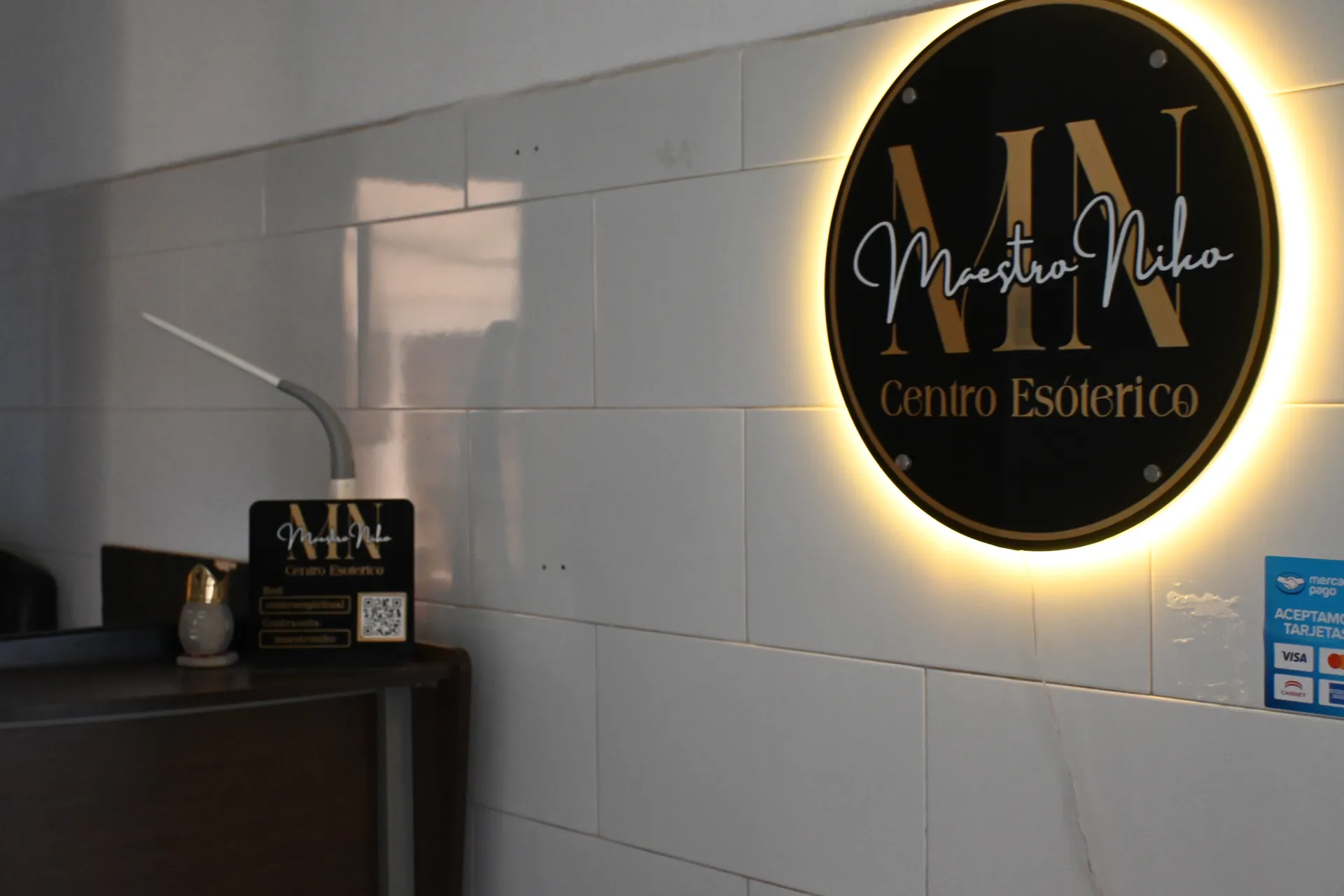 Recepción del Centro Esotérico Maestro Niko con logotipo iluminado