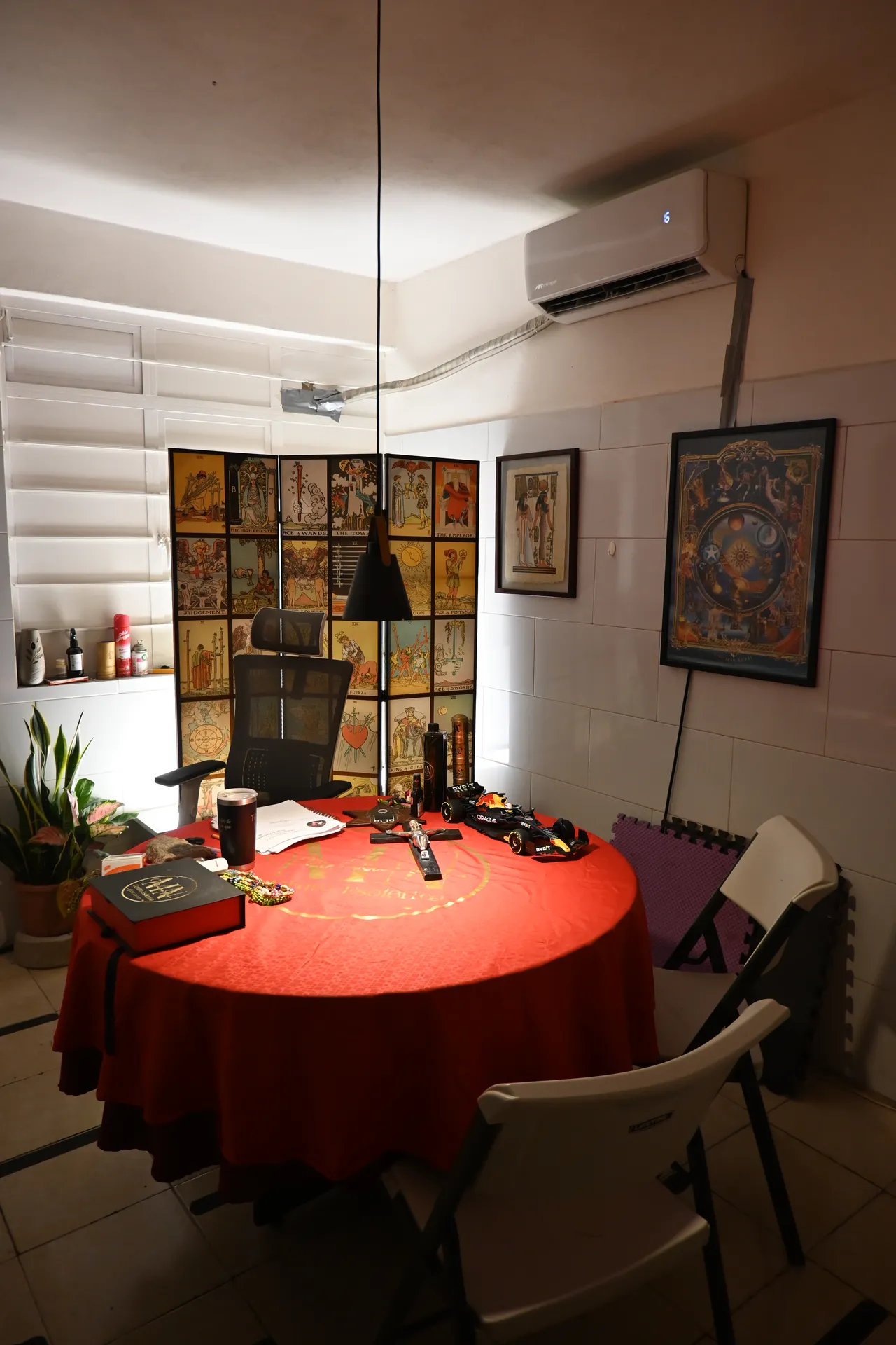 Sala de consultas espirituales con pantalla de tarot y mesa ceremonial